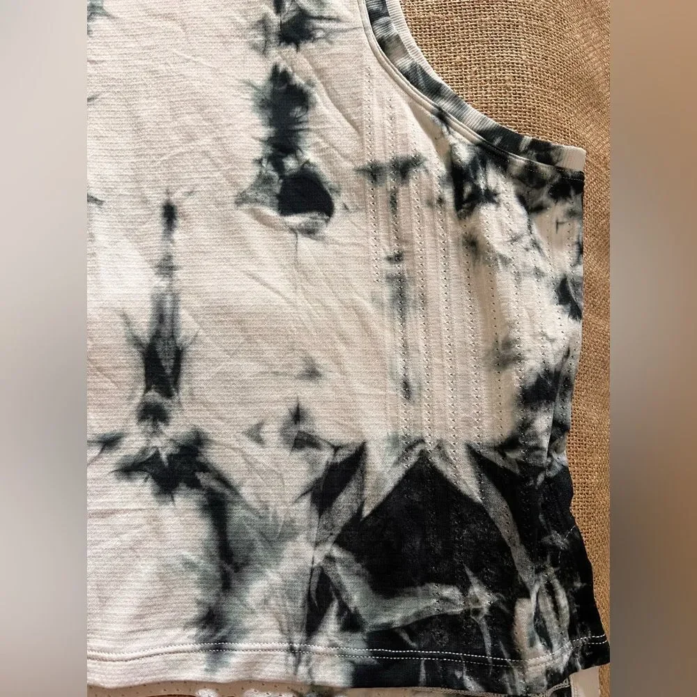 Lululemon Athletica Black and White Crop Tee M-L